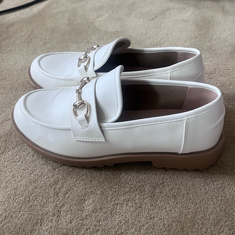 nwot size 7 Elegant White Loafers from Sincerely Jules